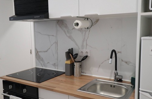Quintana Apartment | Charming 2-bedroom apartment with WiFi, AC in beautiful Madrid B1