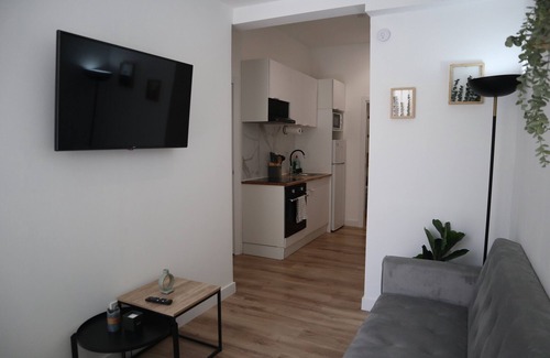 Quintana Apartment | Charming 2-bedroom apartment with WiFi, AC in beautiful Madrid B1