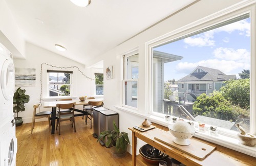 Emeryville Apartment | Charming top floor duplex with garden-patio.