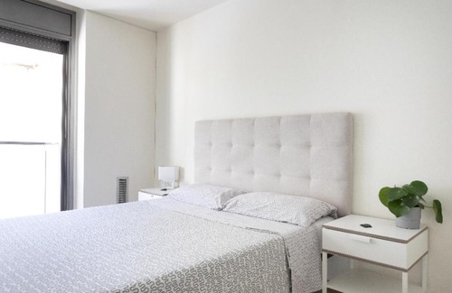 Esquerra de l'Eixample Apartment | Comfortable Room Barcelona Center