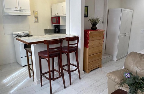 Van Nuys House | Comfy private ADU Guest house in LA