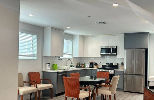 Hollywood House | Cozy 3BR Haven, Great for Families, Near Attractions! & Free Parking