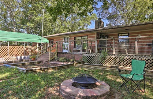 Sevierville House | Cozy Chic Escape with Deck 4 Miles to Pigeon Forge!