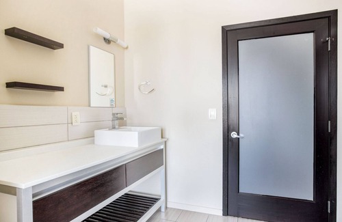 City West Apartment | Downtown 2BR w/Pool, Gym & W/D nr Convention Center, by Blueground