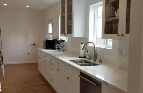 North Hollywood House | Enjoy LA indoor/outdoor living with this modern sun soaked 3BR/2BTH home