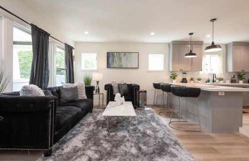 Florence-Graham House | Grand 3br/2ba home with private jacuzzi in Atwater Village!