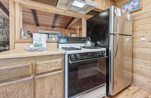 Sugarloaf House | Granny's Love Shack - Close to Hiking Trails, Fireplace, Deck, Barbecue