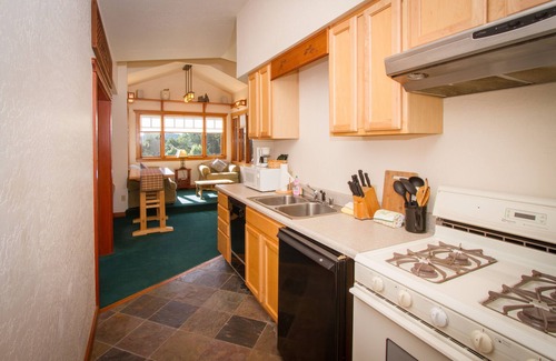 Mendocino Apartment | King suite overlooking Mendocino Village
