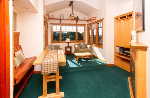 Mendocino Apartment | King suite overlooking Mendocino Village