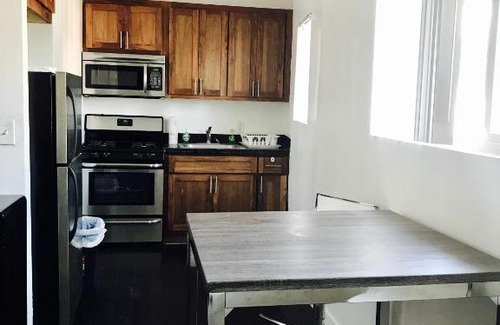 Sunset Junction Apartment | LARGE Studio Apt in Silverlake on Sunset Blvd!