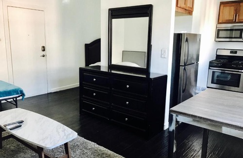 Sunset Junction Apartment | LARGE Studio Apt in Silverlake on Sunset Blvd!