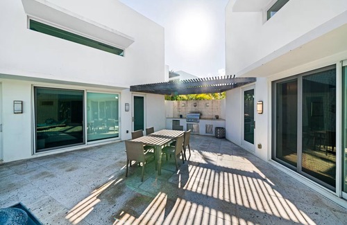 Jimmy Hill Villa | Luxury Pool Villa Steps Away From the Beach with Stunning Ocean Views