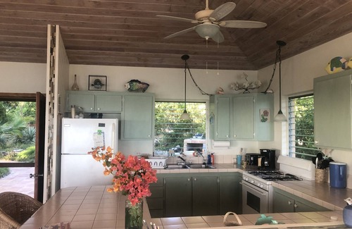 Clarence Town House | Maring’s Beach House Located On Beautiful Lochabar Bay!