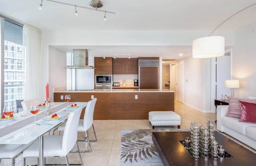 Downtown Miami Apartment | MVR - Brickell Icon w Massive Pool & Spa