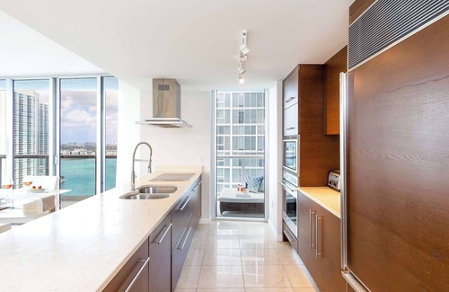 Downtown Miami Apartment | MVR - Brickell Icon w Massive Pool & Spa