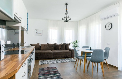 Balatonszarszo Apartment | Nice apartment for 5 guests with WIFI, A/C, TV and balcony