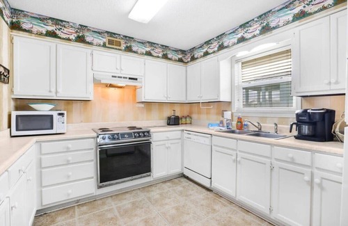 Orange Beach East Condo | Portside 204- Best of Beach & Bay
