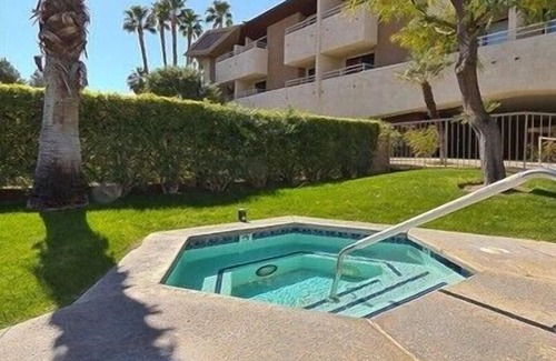 Downtown Palm Springs Condo | Retro Modern Condo With Mountain View, Walk to Downtown, Free WiFi