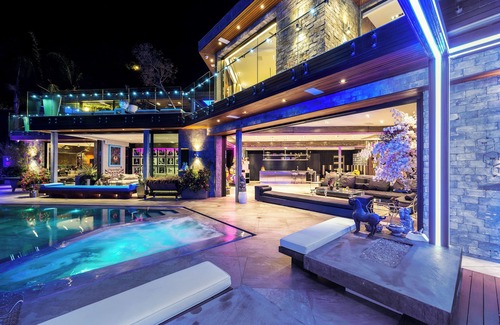Hollywood Hills West House | Spacious 6-bedroom house in delightful Los Angeles with WiFi, AC, fitness room