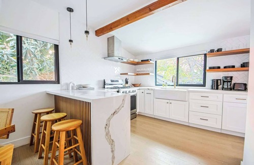 Silver Lake House | Stylish Duplex Villa w Rooftop Garden