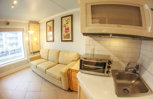 Orange Beach Apartment | Sugar Beach Barefoot Walk to Beach-Tempurpedic Queen-WiFi-CBL-Coffeemaker