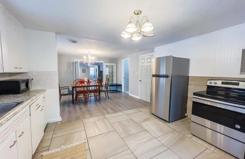 Niagara Falls House | THE STONE CASTLE-Free Parking, Minutes From Falls & Casino