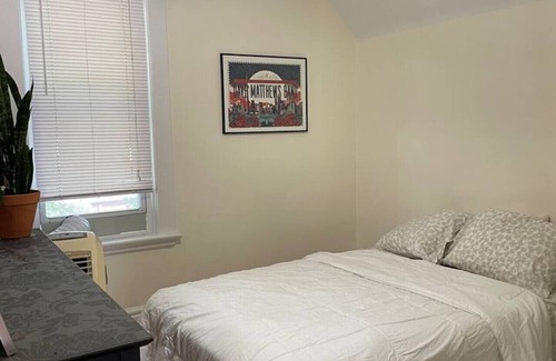 London Apartment | Unique Boho Unit Close to Downtown