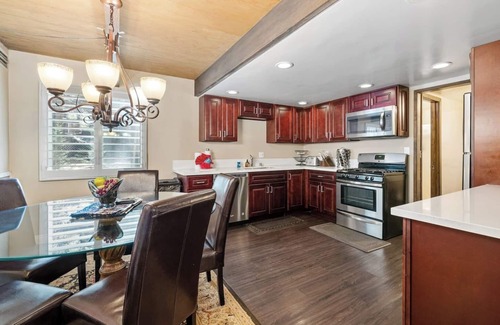 Summit Estates House | Zan's Retreat~W/Spa-Walk to slopes! No Pets