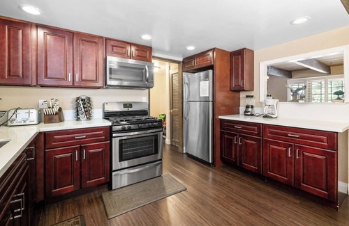 Summit Estates House | Zan's Retreat~W/Spa-Walk to slopes! No Pets