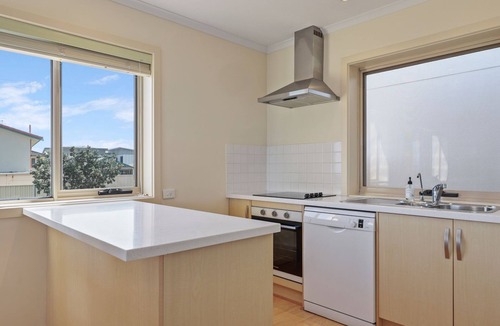 Port Elliot House | 1/8 RailwayTce, Port Elliot