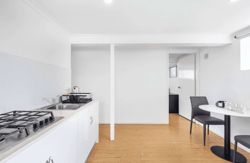 Macgregor Apartment | 1 Bedroom Unit near highway/transports & shops