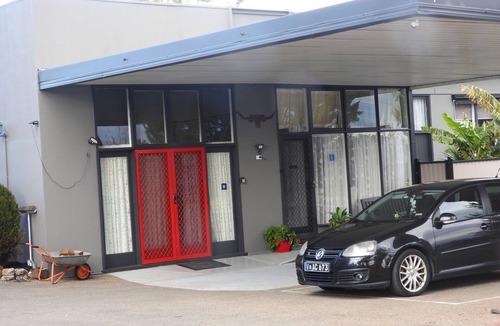 Orbost Apartment | 1. Large studio apt pet friendly separate kitchen laundry and bathroom.