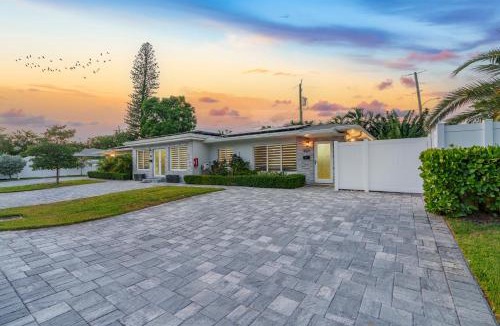 Coral Ridge Apartment | 1 Mi to Beach with Grill & Heated Pool