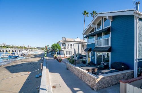 Balboa Island Apartment | 1011 N Bayfront A & B