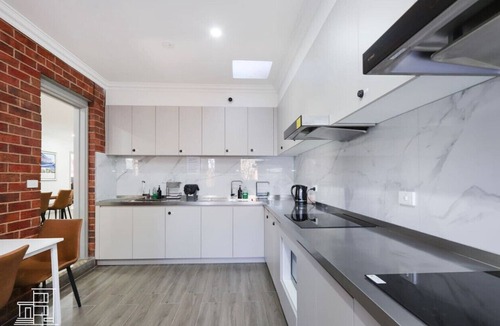 Brunswick East Bed & Breakfast | 104 Chic Queen BR w/Fast WiFi - 18 mins tram to CBD
