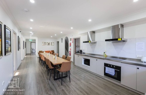 Brunswick East Bed & Breakfast | 104 Chic Queen BR w/Fast WiFi - 18 mins tram to CBD