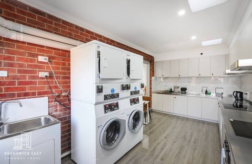 Brunswick East Bed & Breakfast | 104 Chic Queen BR w/Fast WiFi - 18 mins tram to CBD