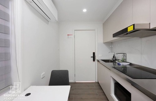 Brunswick East House | 107 Entire Guesthouse: Queen BR w/Fast WiFi - 18 mins tram to CBD