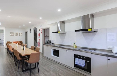 Brunswick East House | 107 Entire Guesthouse: Queen BR w/Fast WiFi - 18 mins tram to CBD