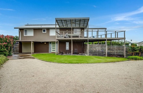 Middleton House | 11 Hero Ave - Spacious Family Home, with spectacular ocean and hillside views, right near the beach