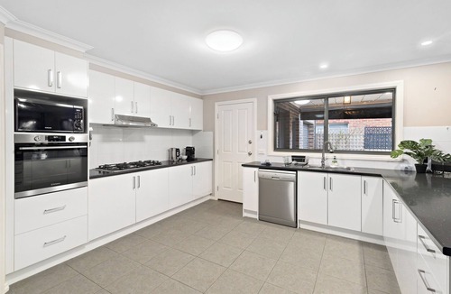 Sebastopol House | 13 bedrooms,6.5 bathroom, sleeps 40+, playgrounds, giant checkers, table tennis