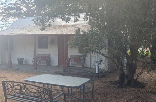 New Gisborne Cottage | 1860 early settler's cottage. BYO linen & towels. No wifi, no TV.