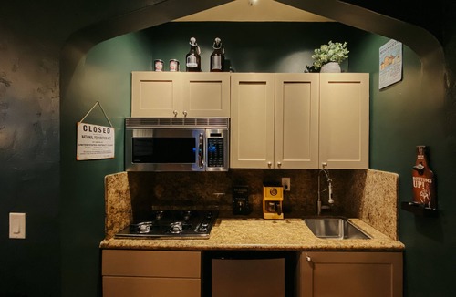 The Flats Apartment | 1920s Speakeasy Themed Suite