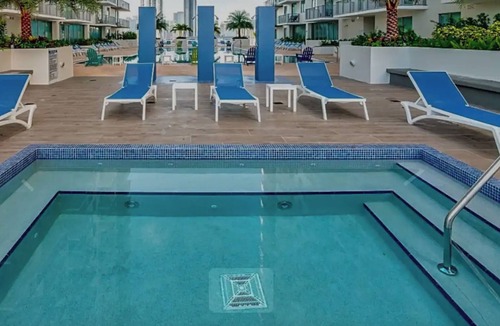 Town Square House | 1bed-1ba in downtown Miami with WiFi, fitness room, pool. Near all entertainment