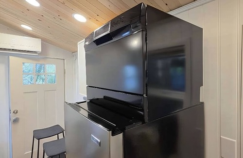 Woodland Hills Cottage | 1BR 1BA tiny home with W/D a few steps away from Kaiser Woodland Hills
