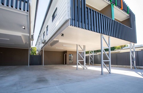 Oxley House | 1BR Unit | Private Bathroom Kitchen & living area