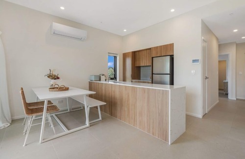 Miami Apartment | 2 Bed, 2 Bath Ocean View Apt! Parking, 250m to Beach