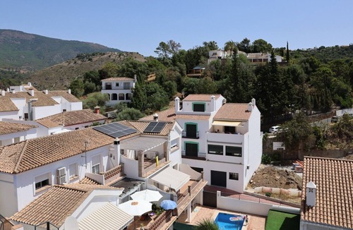 Benahavis Apartment | 2-Bed Apartment in Benahavís with Mountain Views, Wi-Fi and Air Conditioning