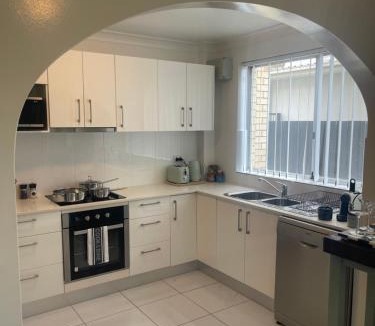 Gaythorne Apartment | 2 Bed Ground Flr Gaythorne Courtyard Apt, parking