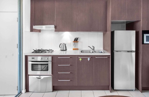 Kelvin Grove Apartment | 2-Bed Near Brisbane CBD with Pool, Sauna & BBQ